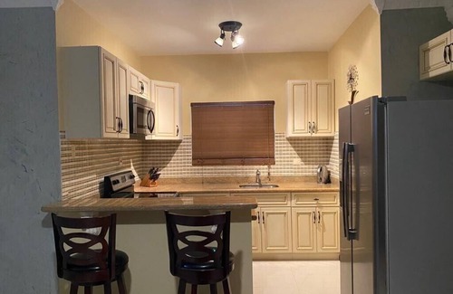 West Gate Hills Apartment | Beachside Penthouse Suite - Family-Friendly Retreat Awaits!