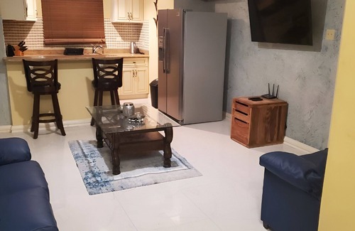 West Gate Hills Apartment | Beachside Penthouse Suite - Family-Friendly Retreat Awaits!
