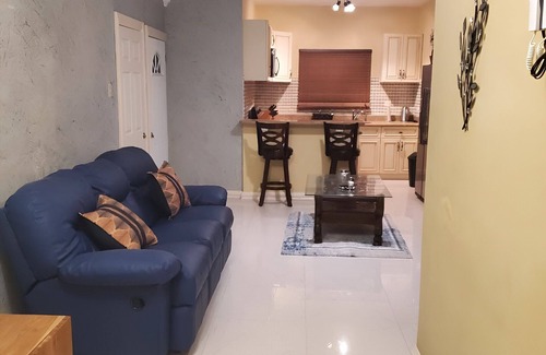 West Gate Hills Apartment | Beachside Penthouse Suite - Family-Friendly Retreat Awaits!