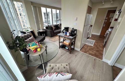 Downtown Vancouver Condo | Exclusive Penthouse Suite with Jacuzzi and Ocean Views
