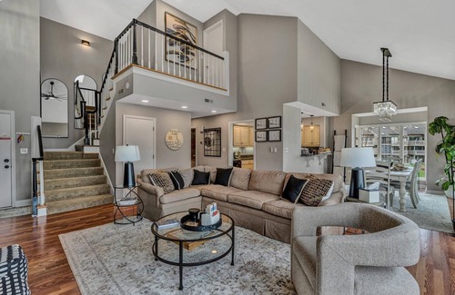North Shore Condo | Unforgettable Penthouse View at Smith Mountain Lake