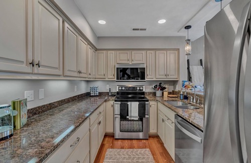 North Shore Condo | Unforgettable Penthouse View at Smith Mountain Lake