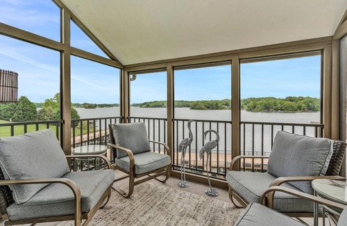 North Shore Condo | Unforgettable Penthouse View at Smith Mountain Lake