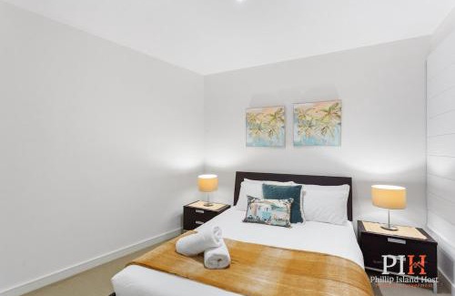 Cowes House | Waterfront Penthouse Apartment with Child-Friendly Amenities