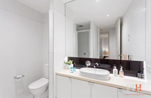Cowes House | Waterfront Penthouse Apartment with Child-Friendly Amenities