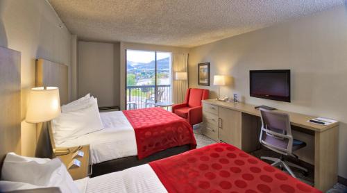 Okanagan-Similkameen Resort | Discover Penticton Lakeside Resort: Pet-Friendly Paradise