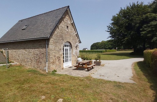Languidic House | Family-Friendly Penty Breton with Pool and Breakfast