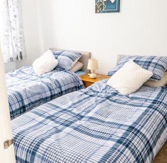 Skegby House | Comfortable Sutton House: Family-Friendly with Breakfast Included