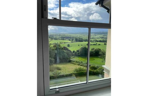 Pentrefelin House | Idyllic Retreat Overlooking the Towy Valley with Spa & Pool