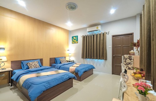 Bang Khae Nuea Hotel | Experience Comfort at Penyos Residence with Pool & Breakfast