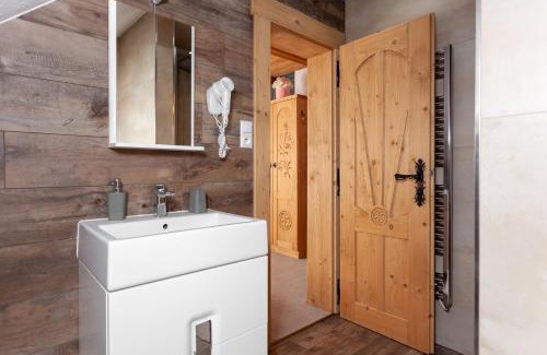 Zdiar House | Discover Penzión u Pavla: Pet-Friendly Retreat with Hot Tub
