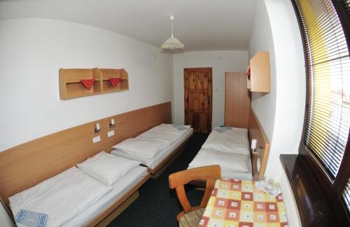 Liptovska Teplicka House | Cozy Penzión Váh: Family-Friendly Stay with Restaurant
