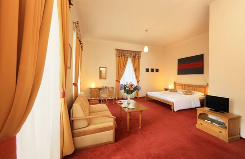 Sudomerice u Bechyne Bed & Breakfast | Discover Penzion Černická obora: Family-Friendly Retreat