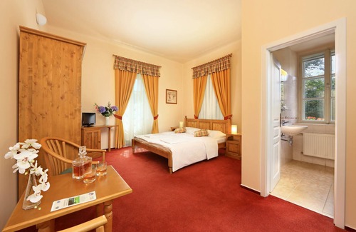 Sudomerice u Bechyne Bed & Breakfast | Discover Penzion Černická obora: Family-Friendly Retreat