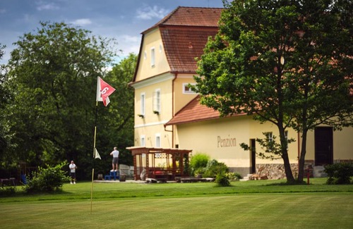 Sudomerice u Bechyne House | Pet-Friendly Retreat at Penzion Černická obora with Ocean View