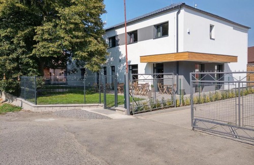 Trebon House | Pet-Friendly Penzion a Bistro Dílna with Breakfast Included