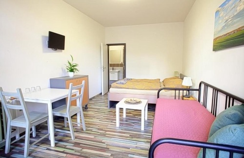 Trebon House | Pet-Friendly Penzion a Bistro Dílna with Breakfast Included