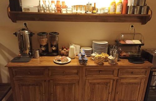 Loucna Pod Klinovcem House | Cozy Penzion a restaurace V Háji: Family & Pet Friendly Stay