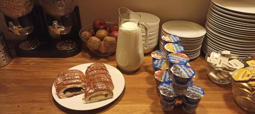 Loucna Pod Klinovcem House | Cozy Penzion a restaurace V Háji: Family & Pet Friendly Stay