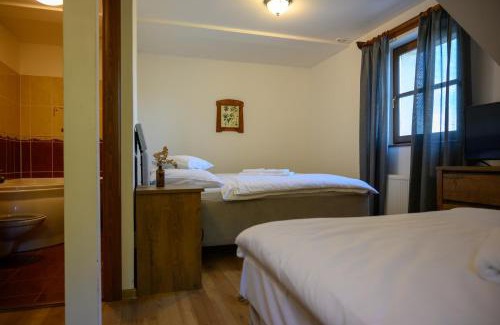 Staric House | Pet Friendly Retreat at Penzion Fryčovice with Hot Tub