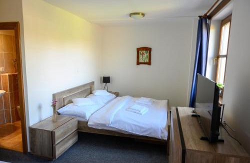 Staric House | Pet Friendly Retreat at Penzion Fryčovice with Hot Tub