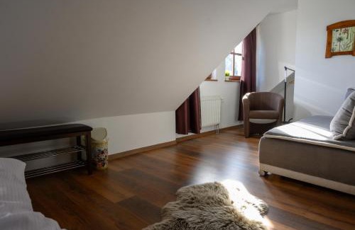 Staric House | Pet Friendly Retreat at Penzion Fryčovice with Hot Tub