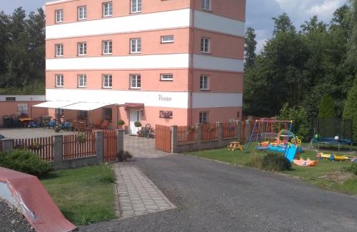 Nebanice House | Cozy Retreat at Penzion Hajský mlýn with Hot Tub & Dining