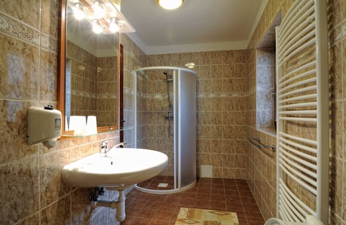 Banska Stiavnica House | Relaxing Stay at Penzion Kachelman with Spa and Dining
