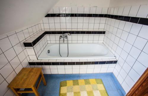 Stribrec Apartment | Pet-Friendly Penzion Mníšek: Family Fun Awaits!