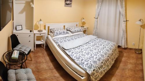Chynov House | Inviting Penzion Pacovka: Top-Rated Stay with Hot Tub