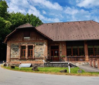Chynov House | Inviting Penzion Pacovka: Top-Rated Stay with Hot Tub