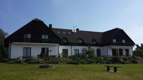 Nove Hute House | Welcoming Penzion Tetřívek: Pet-Friendly & Pool Access