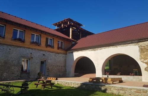 Ratiborske Hory House | Exceptional Penzion Tvrz Dub: Spa & Breakfast Awaits