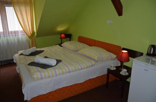 Jindrichuv Hradec House | Pet-Friendly Escape at Penzion U Šelongů with Pool Access