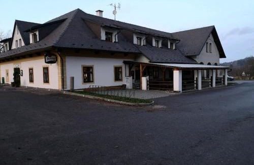 Milovy House | Cozy Penzion U Šlechtů: Pet-Friendly with Hot Tub Access