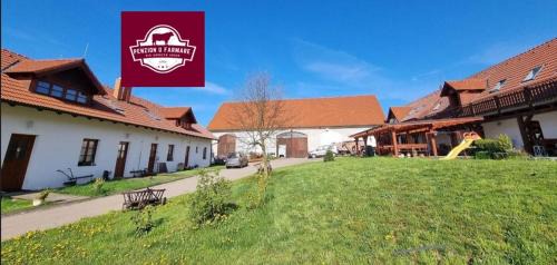 Chotoviny Hotel | Welcoming Penzion U Farmáře: Oceanfront Retreat with Pool
