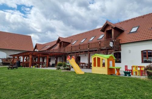 Chotoviny Hotel | Welcoming Penzion U Farmáře: Oceanfront Retreat with Pool