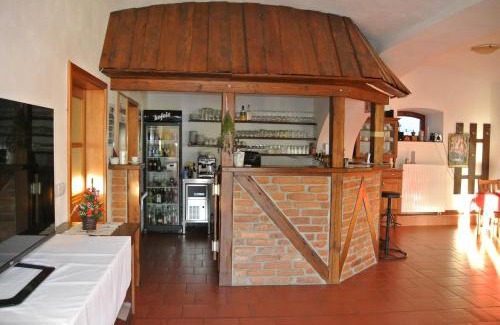 Chotoviny Hotel | Welcoming Penzion U Farmáře: Oceanfront Retreat with Pool