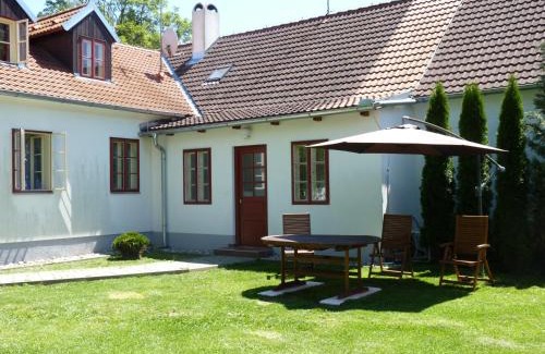 Pistina House | Pet-Friendly Penzion U Houšků with Oceanfront Pool & Spa
