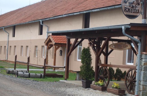 Mladosovice Apartment | Cozy Penzion U Kmotra: Family-Friendly with Pool Access