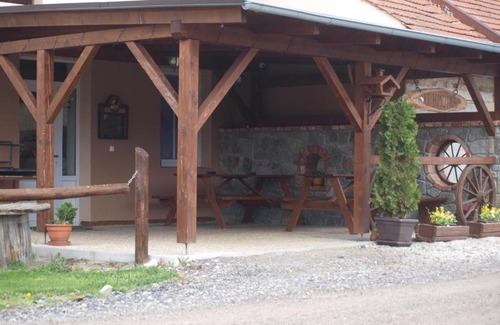 Mladosovice Apartment | Cozy Penzion U Kmotra: Family-Friendly with Pool Access