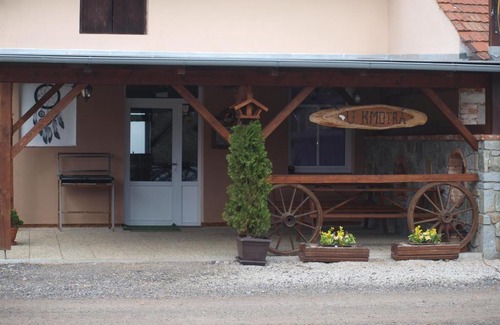 Mladosovice Apartment | Cozy Penzion U Kmotra: Family-Friendly with Pool Access