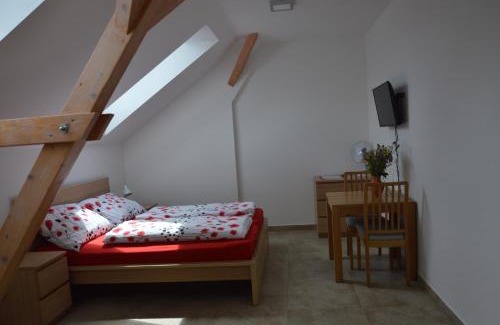 Lipov House | Family-Friendly Stay at Penzion v rodinném vinařství Kadubcovi