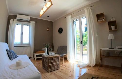 Asprogerakata Apartment | Top-Rated Peonia Lefkas Flower: Family-Friendly Retreat
