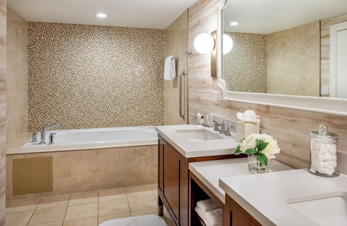 Peoria Hotel | Stylish Getaway at Peoria Marriott Pere Marquette