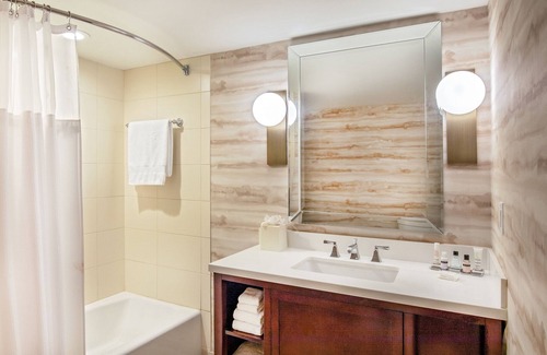 Peoria Hotel | Stylish Getaway at Peoria Marriott Pere Marquette