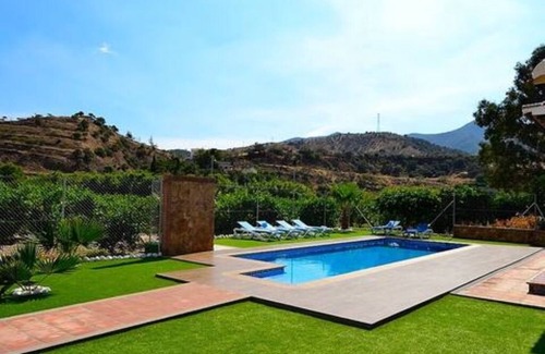Alora Ski Chalet | Discover PEPE AND MARI HOUSE: Poolside Retreat Awaits