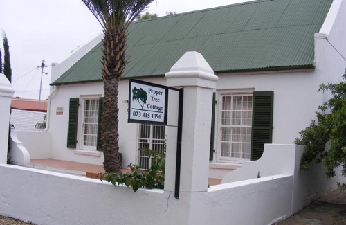 Beaufort West Ski Chalet | Pet-Friendly Pepper Tree Accommodation for Family Getaways