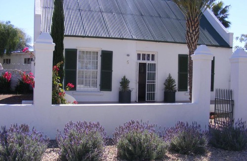 Beaufort West Ski Chalet | Pet-Friendly Pepper Tree Accommodation for Family Getaways