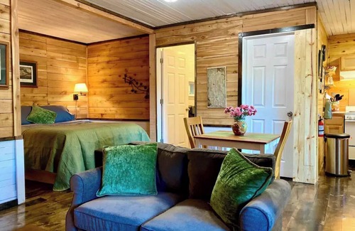 Bear Creek Cottage | Cozy Pepper Tree Cottage with Breakfast and Spa Amenities